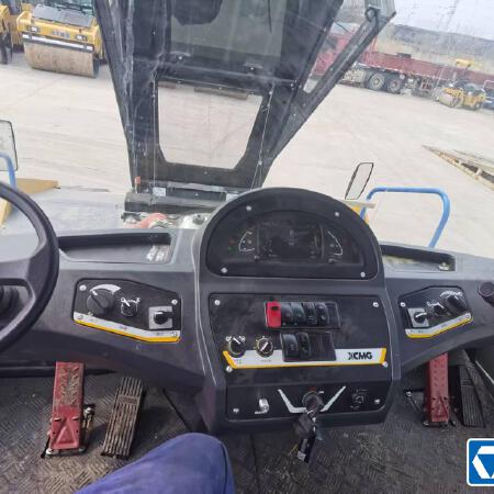 徐工XP305IV轮胎压路机