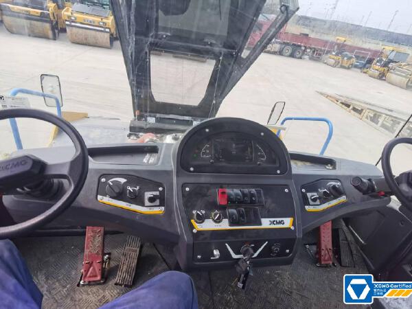 徐工XP305IV輪胎壓路機(jī)