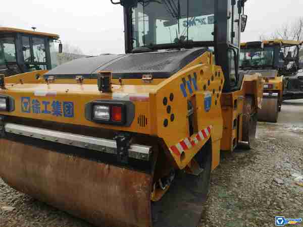 徐工XD133D雙鋼輪壓路機(jī)