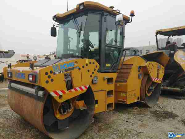 徐工XD133D雙鋼輪壓路機(jī)