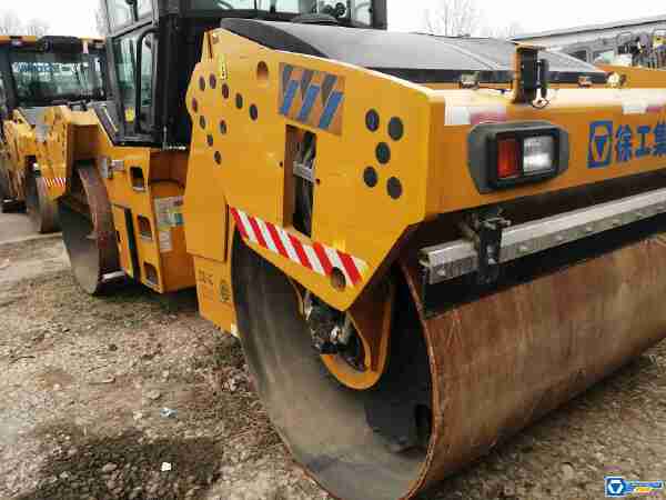 徐工XD133D雙鋼輪壓路機(jī)