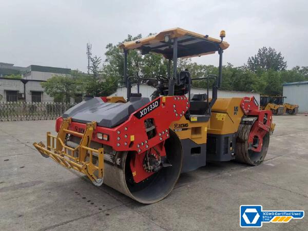 徐工XD133D雙鋼輪壓路機(jī)