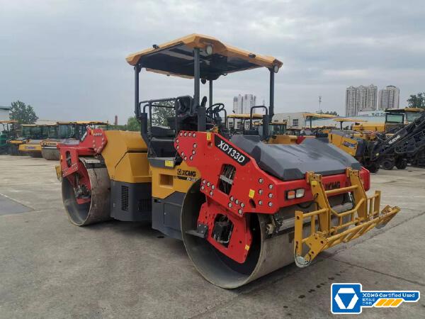 徐工XD133D雙鋼輪壓路機(jī)