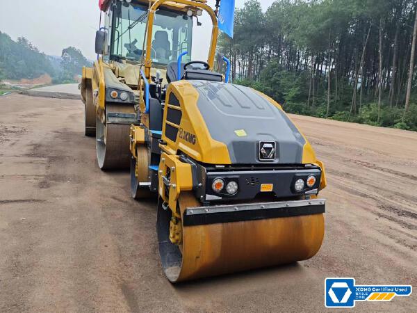 徐工XD120IV手扶式振動(dòng)壓路機(jī)