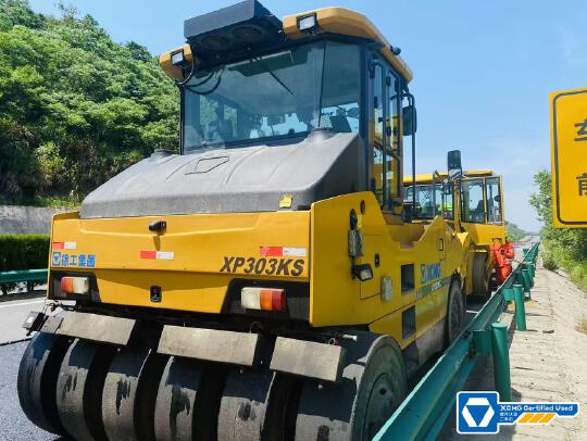 徐工XP303KS輪胎壓路機(jī)(30噸膠輪)