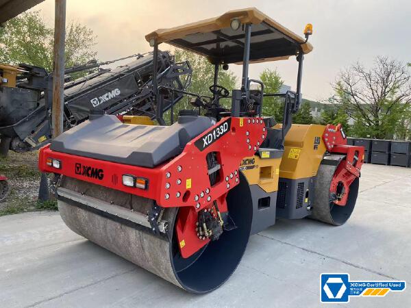 徐工XD133D雙鋼輪壓路機(jī)