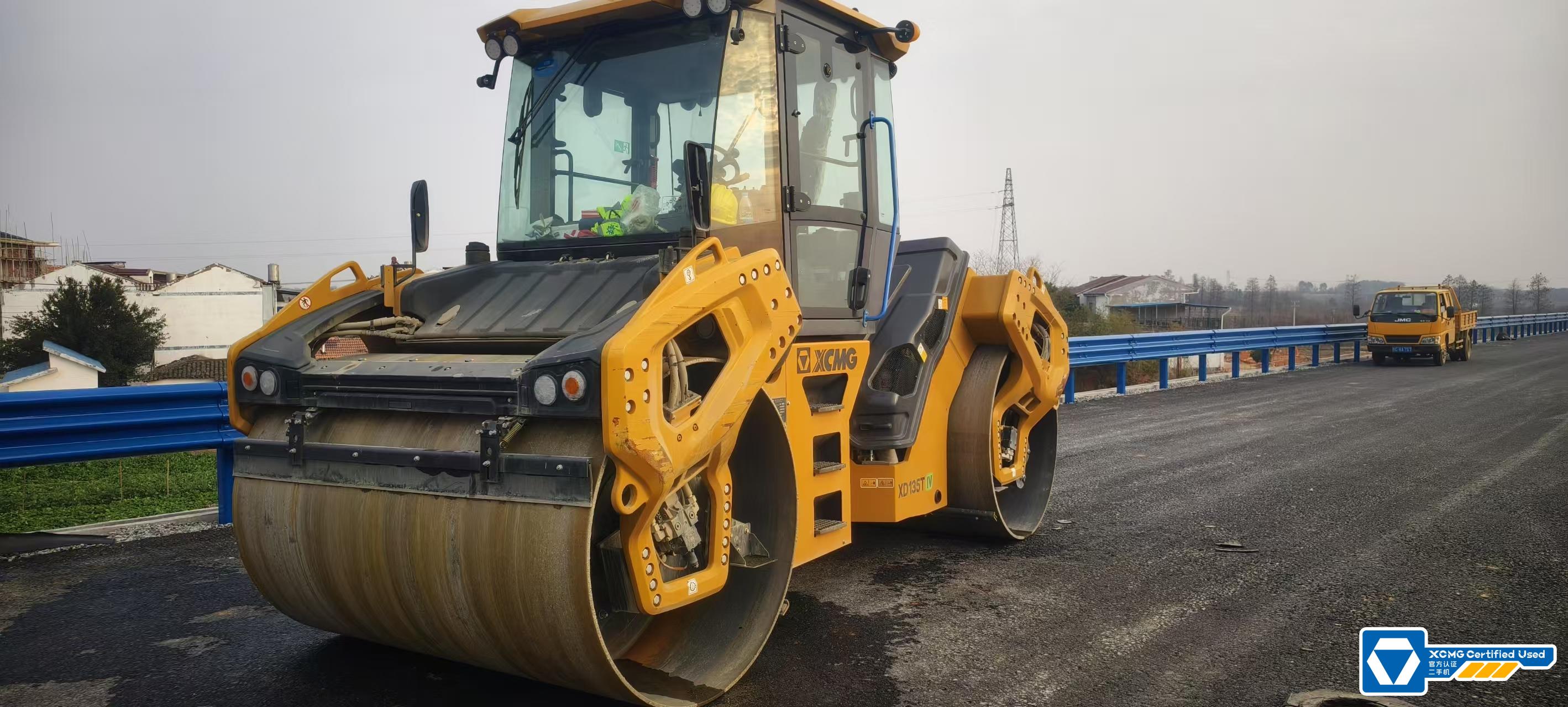 徐工XD135TIV雙鋼輪壓路機(jī)