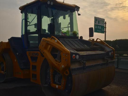 徐工XD135TIV雙鋼輪壓路機