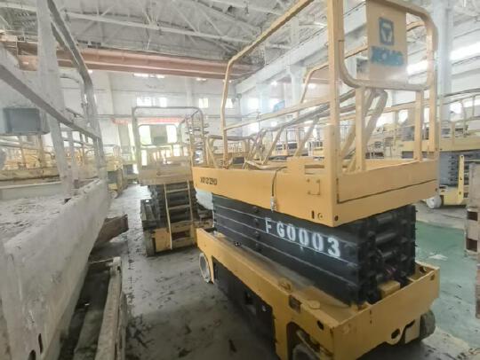 徐工GTJZ1012剪叉式高空作業(yè)平臺(tái)
