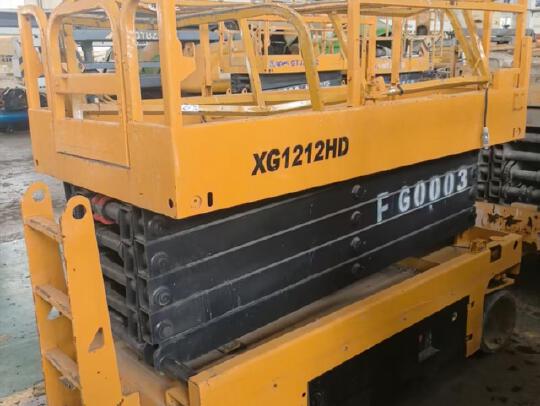徐工GTJZ1012剪叉式高空作業(yè)平臺(tái)
