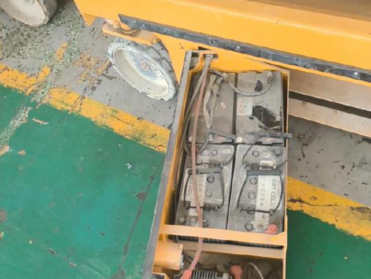 徐工GTJZ1012剪叉式高空作業(yè)平臺(tái)