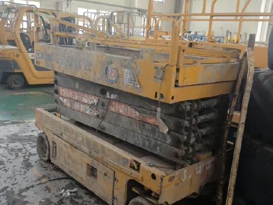 徐工GTJZ1012剪叉式高空作業(yè)平臺(tái)