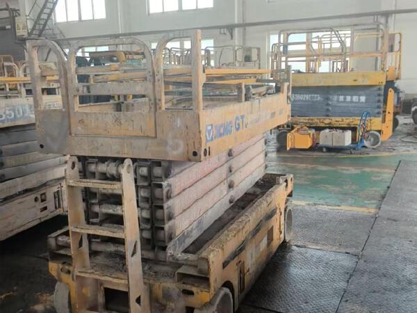 徐工GTJZ1012剪叉式高空作業(yè)平臺(tái)
