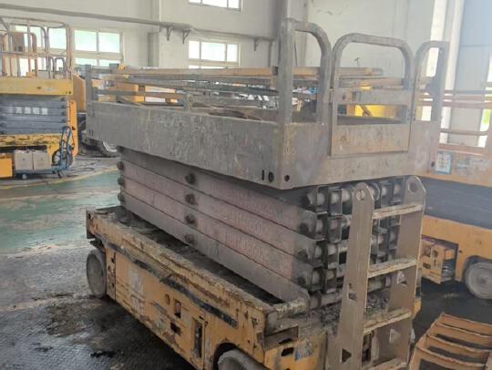 徐工GTJZ1012剪叉式高空作業(yè)平臺(tái)