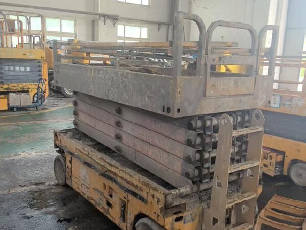 徐工GTJZ1012剪叉式高空作業(yè)平臺(tái)