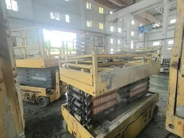 徐工GTJZ1012剪叉式高空作業(yè)平臺(tái)