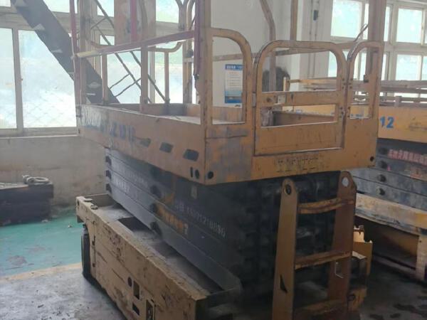 徐工GTJZ1012剪叉式高空作業平臺