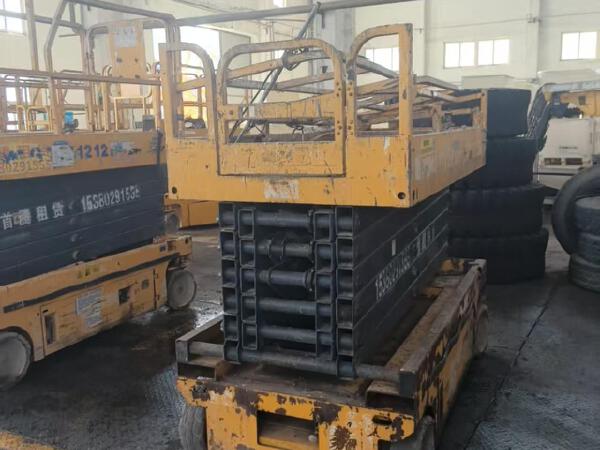 徐工GTJZ1212剪叉式高空作業(yè)平臺(tái)