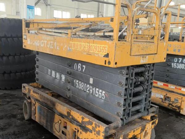 徐工GTJZ1212剪叉式高空作業(yè)平臺(tái)