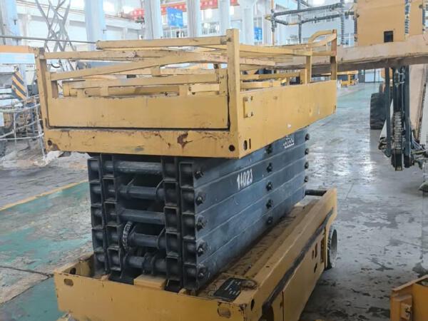 徐工GTJZ1212剪叉式高空作業(yè)平臺(tái)