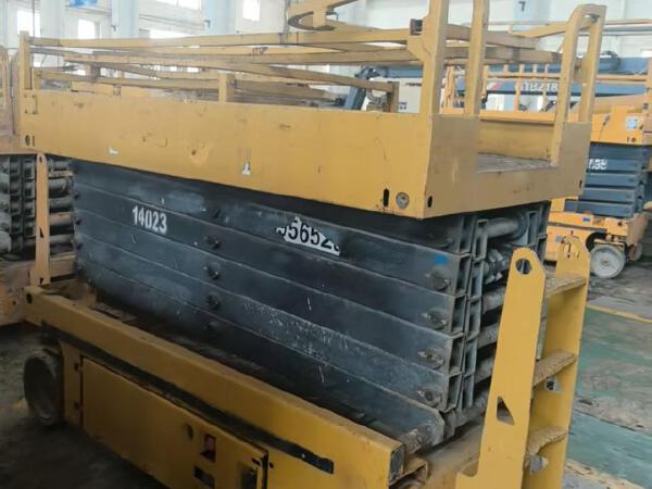 徐工GTJZ1212剪叉式高空作業(yè)平臺(tái)