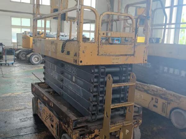 徐工GTJZ1212剪叉式高空作業(yè)平臺(tái)