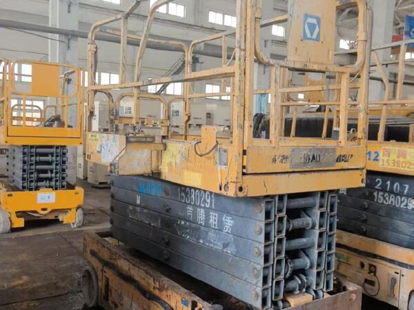 徐工GTJZ1212剪叉式高空作業(yè)平臺(tái)