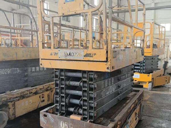 徐工GTJZ1212剪叉式高空作業(yè)平臺(tái)