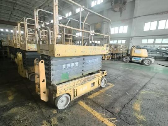 徐工GTJZ1212剪叉式高空作業(yè)平臺(tái)
