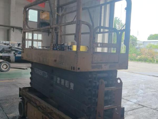 徐工GTJZ1212剪叉式高空作業(yè)平臺(tái)