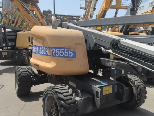 徐工GTBZ14J曲臂式高空作業(yè)平臺(tái)