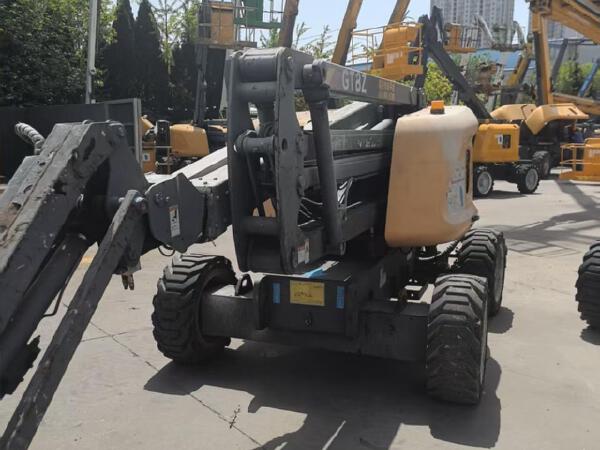 徐工GTBZ14J曲臂式高空作業(yè)平臺(tái)