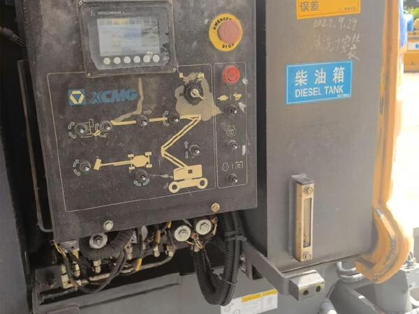 徐工GTBZ14J曲臂式高空作業(yè)平臺(tái)