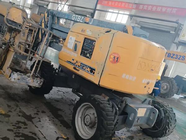 徐工GTBZ14J曲臂式高空作業(yè)平臺(tái)