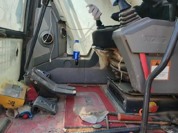 徐工XE270DK履帶式挖掘機