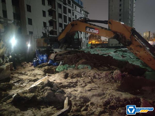 徐工XE270DK履帶式挖掘機