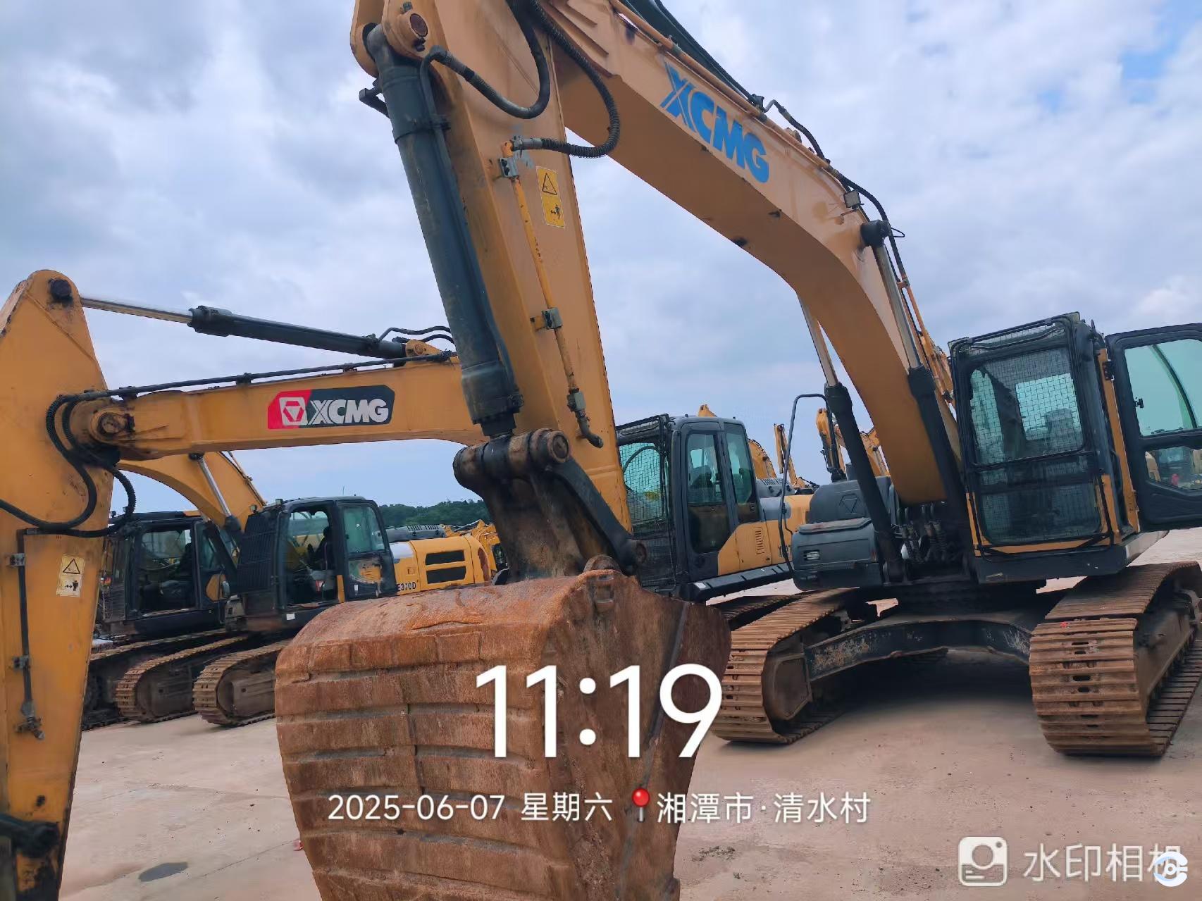 徐工XE270DK履帶式挖掘機