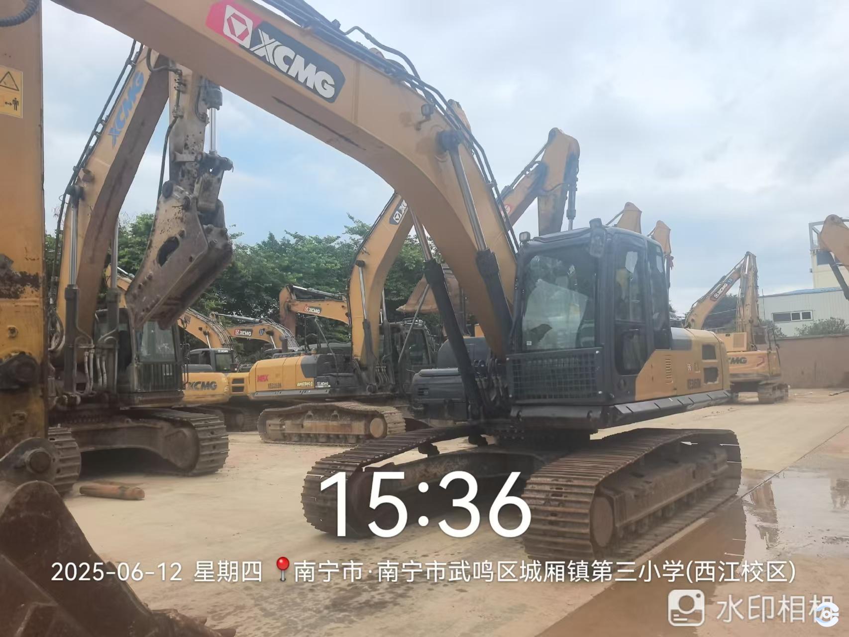 徐工XE270DK履帶式挖掘機