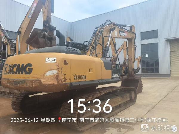 徐工XE270DK履帶式挖掘機