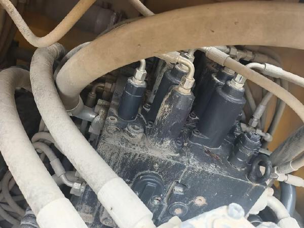 徐工XE215DA履帶式挖掘機