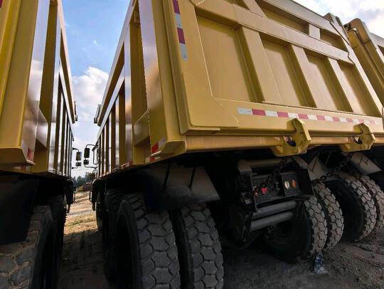 徐工XDM70T三橋剛性礦車