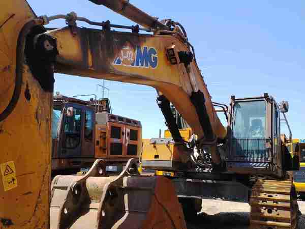 徐工XE700D履帶式挖掘機(jī)