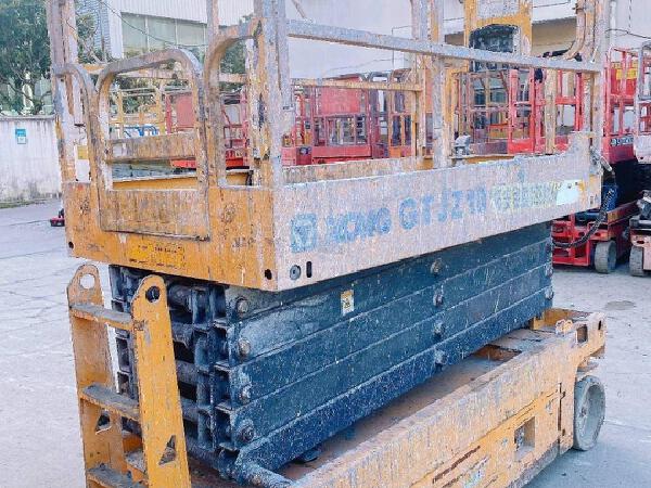 徐工GTJZ1012剪叉式高空作業(yè)平臺