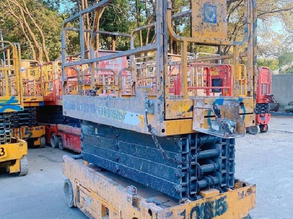 徐工GTJZ1012剪叉式高空作業(yè)平臺